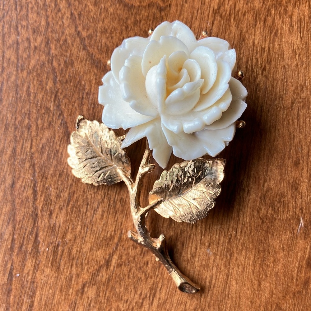 Elegant White Rose Brooches with Gold Accents - Picture 3 of 5